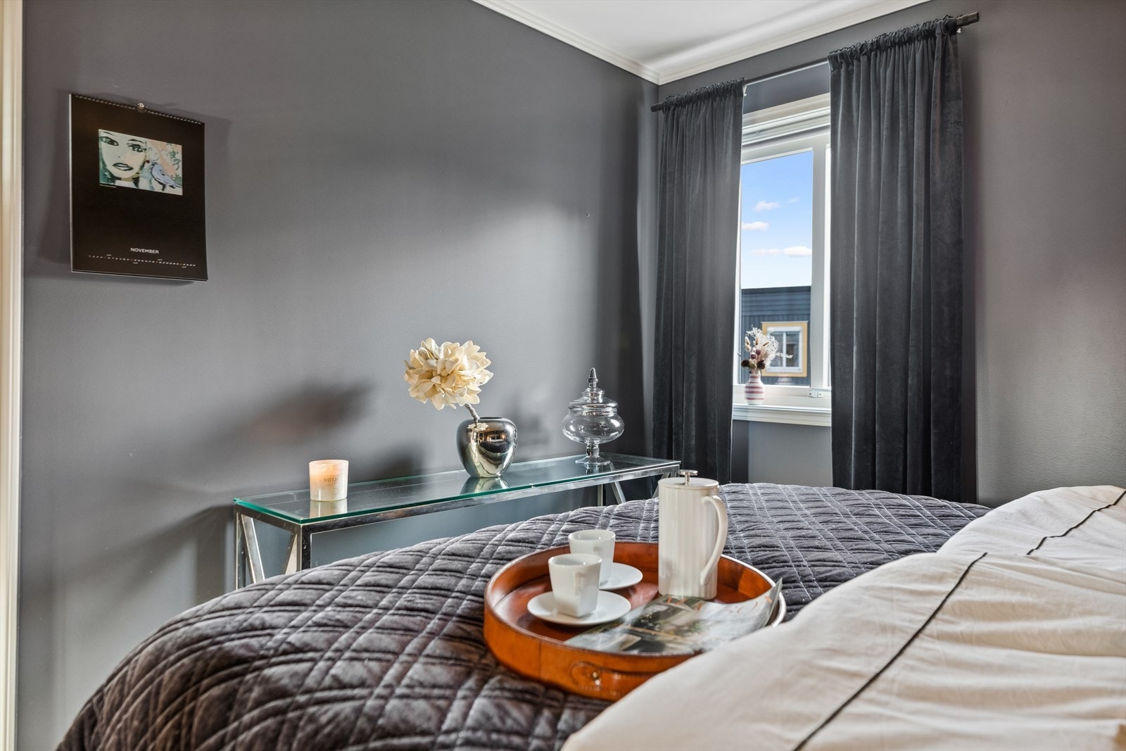 Begge soverommene får rikt, naturlig lysinnslipp fra store, østvendte vinduer. Galleribilde