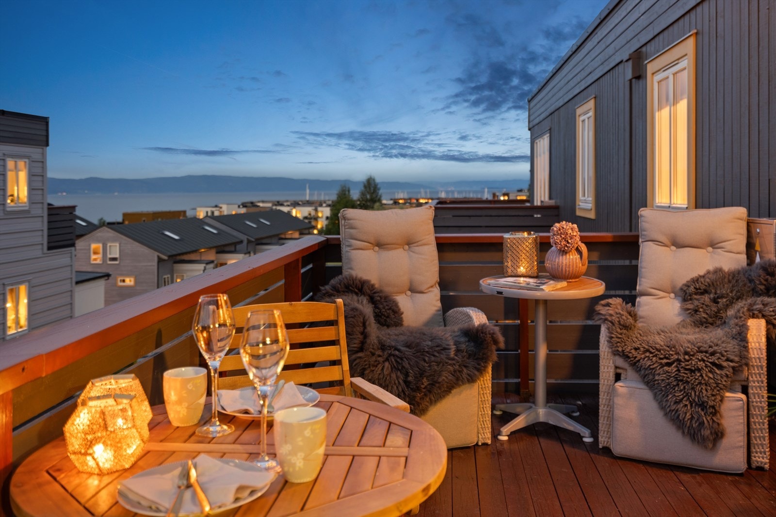 Det er montert både utestikk og stemningsfull utebelysning på husveggen. Galleribilde