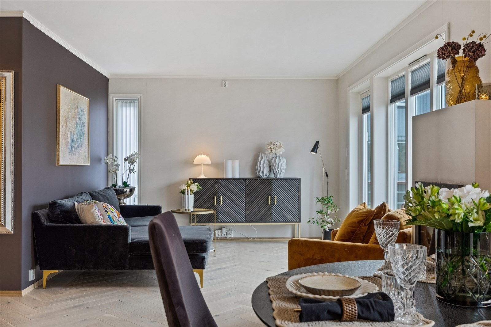 Dagslyset strømmer inn til allrommet via store vinduer i to himmelretninger. Galleribilde