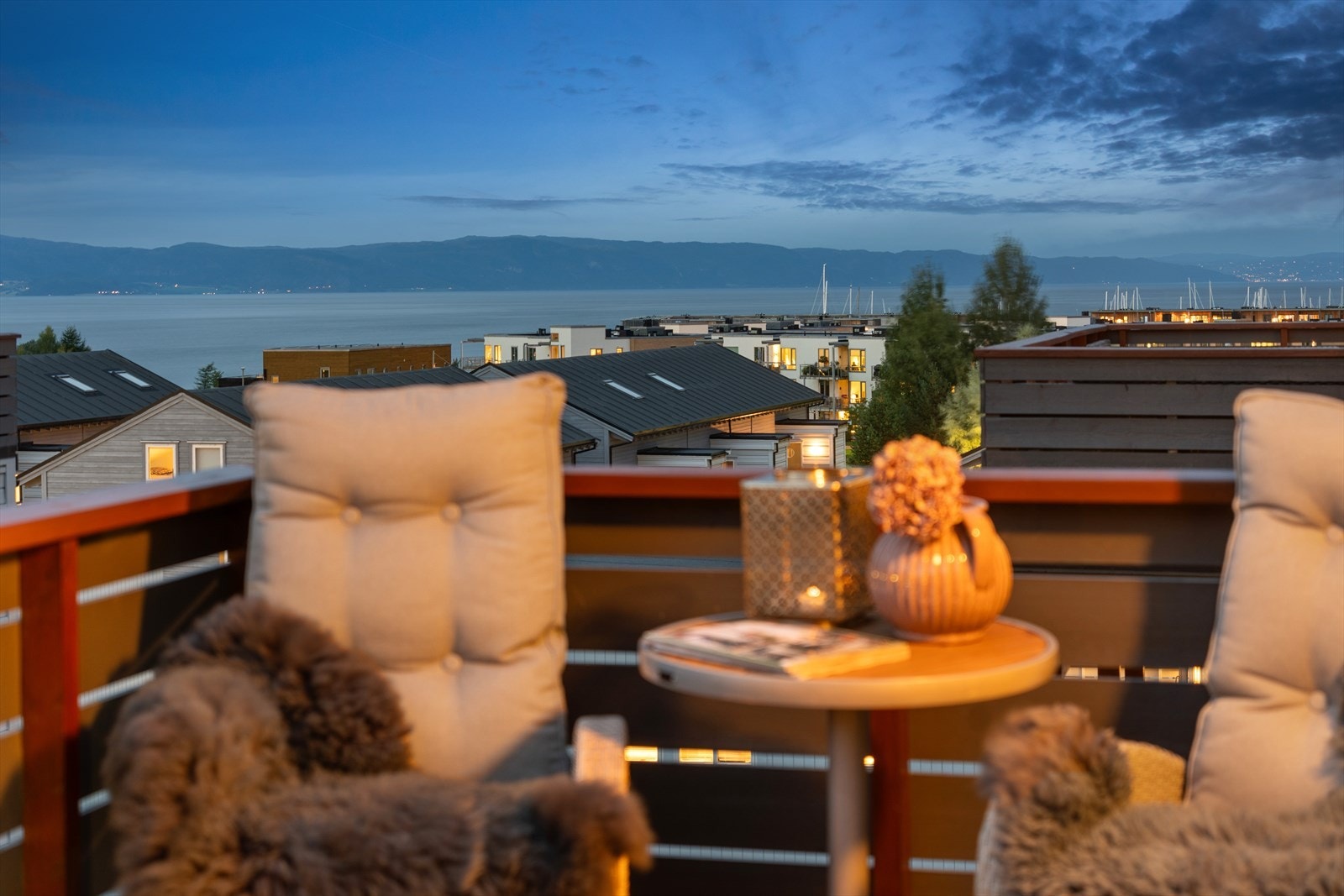 Fra terrassen kan man skue toppen av masten til seilbåtene som ligger på Grilstad Marina. Galleribilde