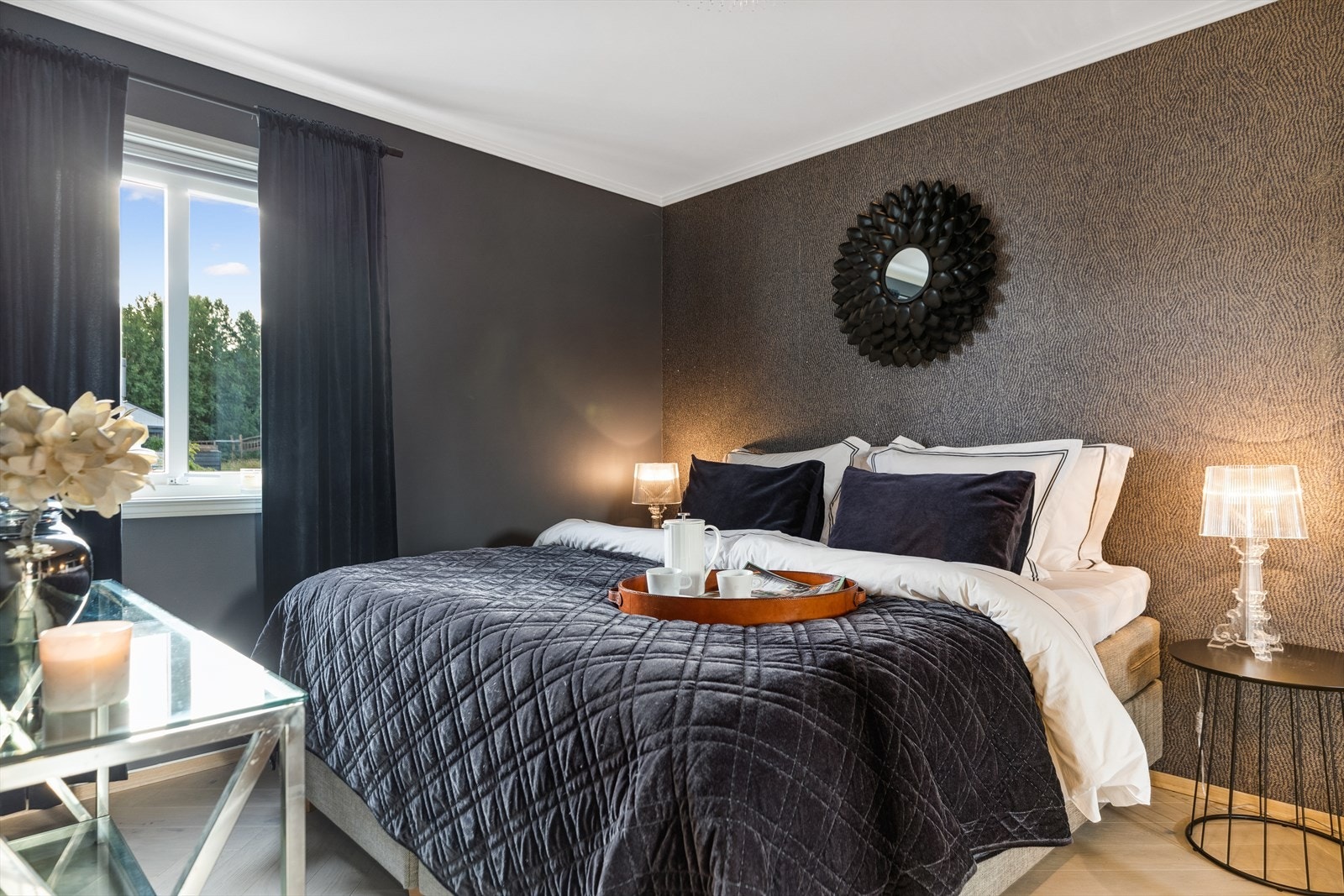 I 2021 ble hovedsoverommet fornyet med en elegant, tapetsert kontrastvegg, nymalte vegger og nytt parkettgulv. Galleribilde