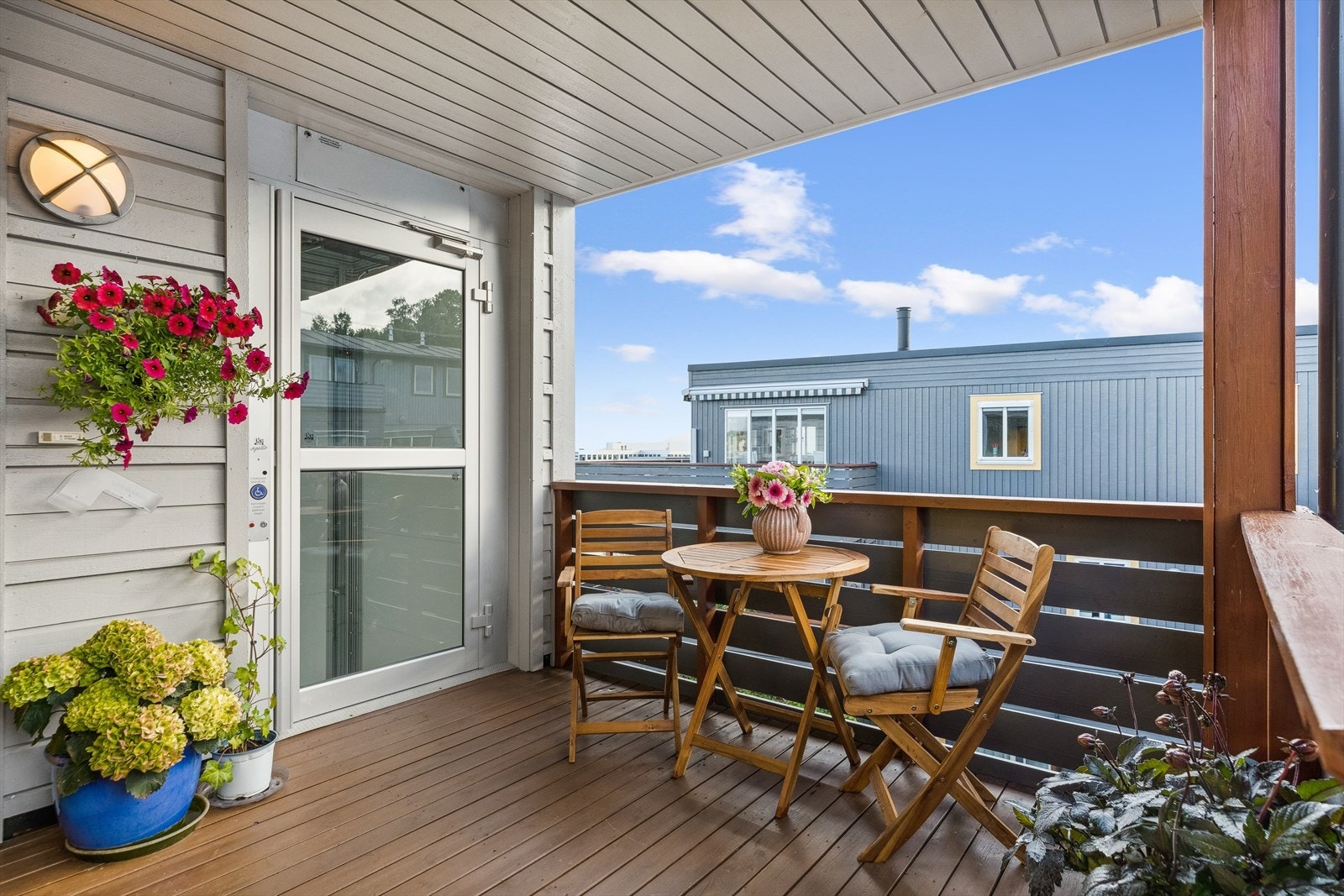 Det er adkomst via heis eller utvendig trapp til et eget, overbygd inngangsparti. Galleribilde