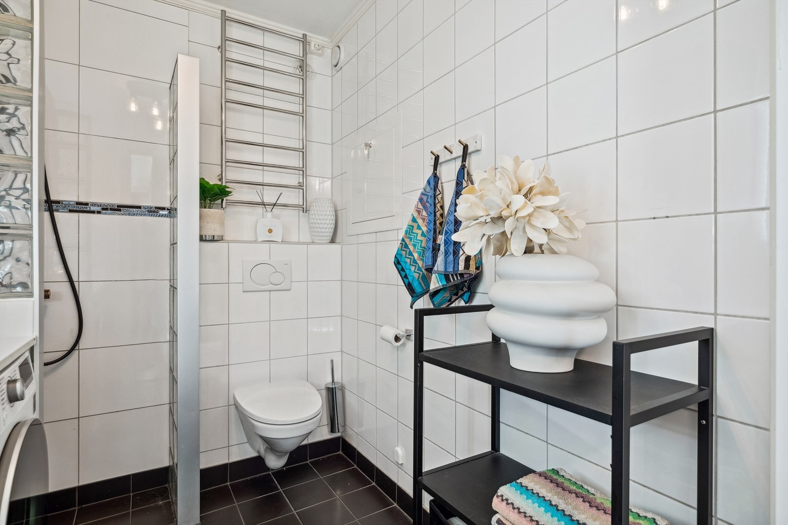 Det ble montert nytt, sort dusjarmatur i dusjhjørnet i 2021. Galleribilde