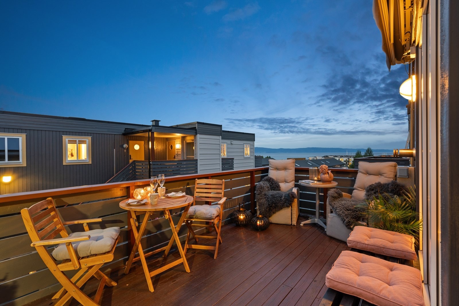 Fra stuen er det utgang til en vestvendt terrasse på ca. 14 m² med nydelig utsikt over mot Trondheimsfjorden. Galleribilde