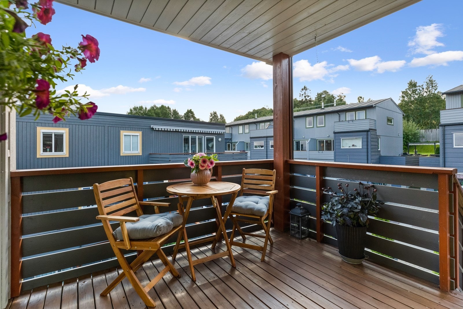 Inngangspartiets østvendte beliggenhet gir en perfekt plass for dagens første kaffekopp i morgensol. Galleribilde