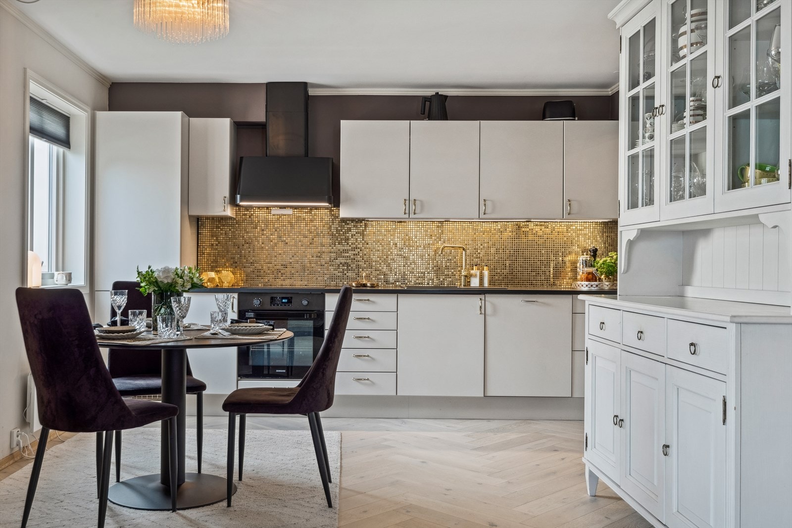 Kjøkkenet har et stilfullt design med god skap- og benkeplass. Galleribilde