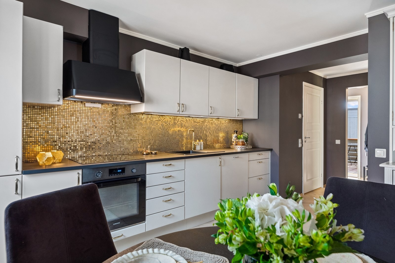 Både håndtak og blandebatteri er skiftet ut for å matche den stilfulle bakveggen. Galleribilde