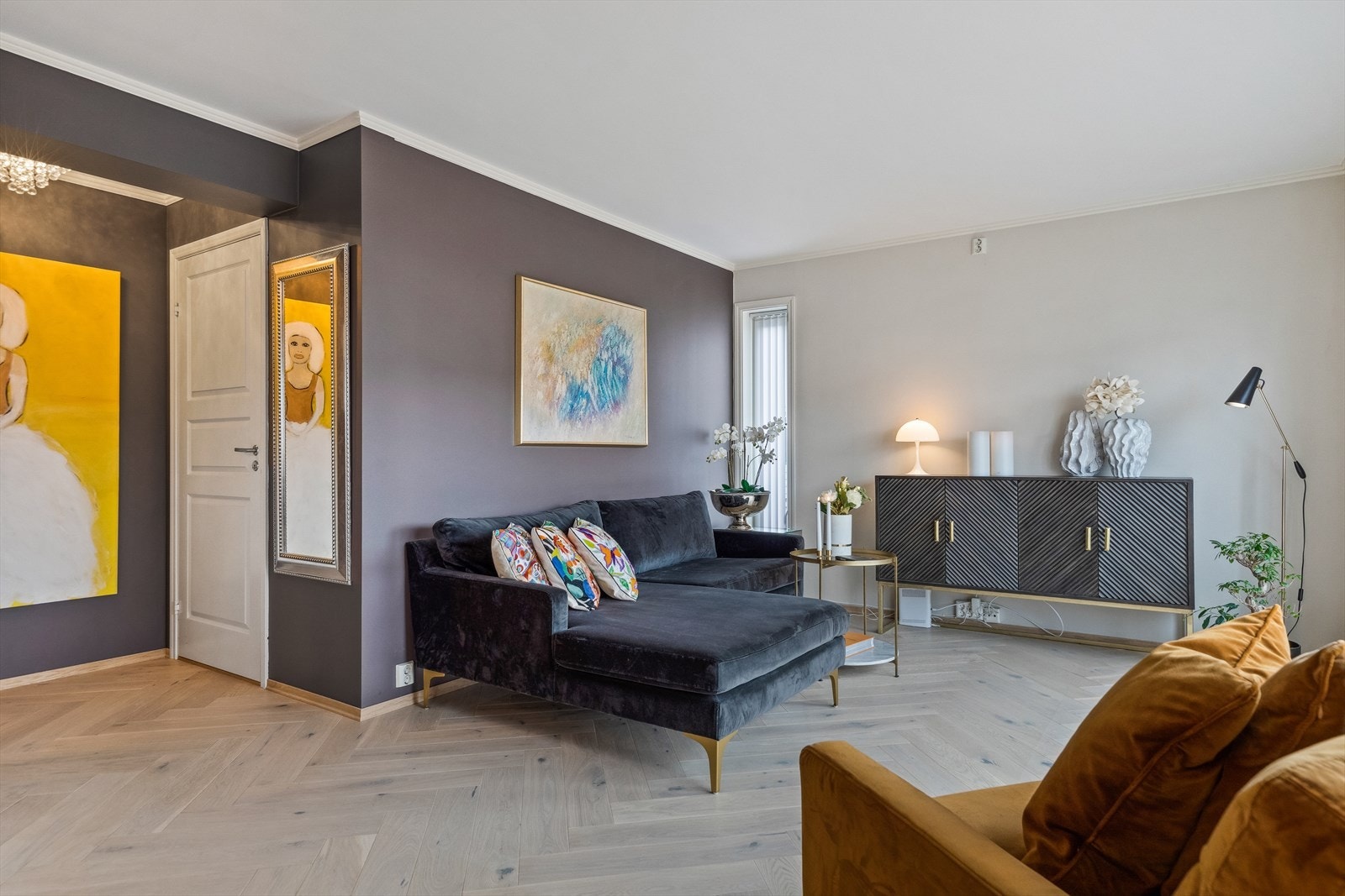 Veggene i allrommet ble pusset opp i delikate gråtoner i 2021. Galleribilde