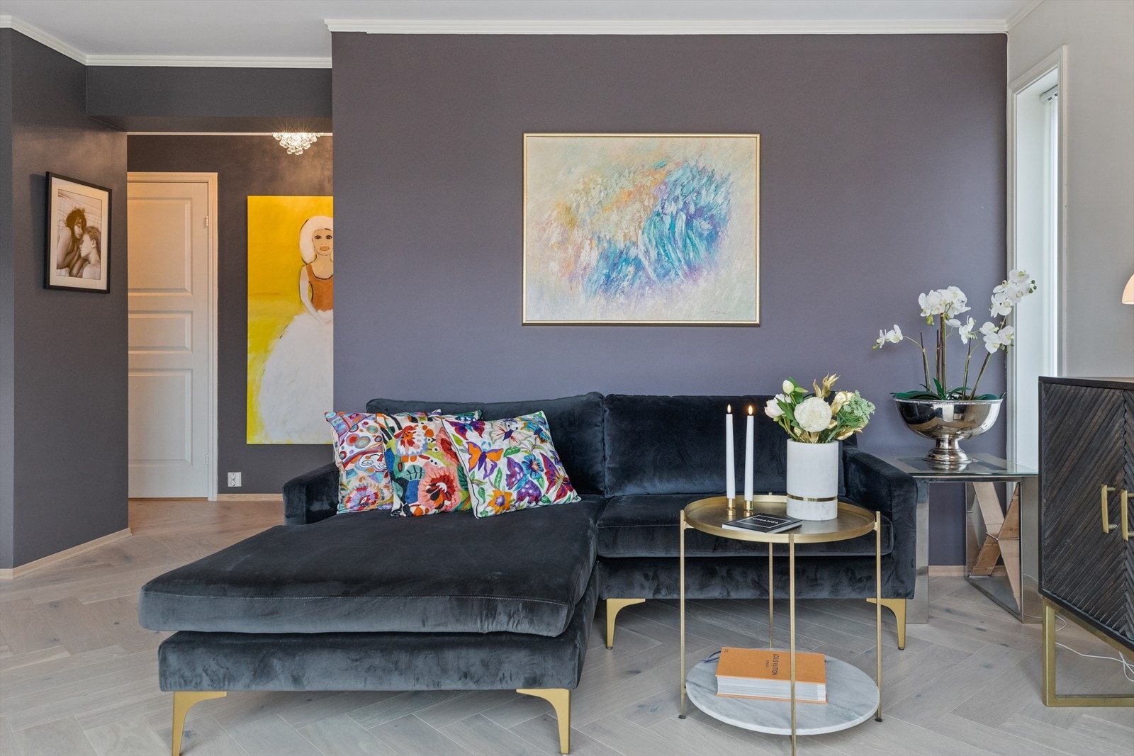 I 2021 ble det lagt nytt, tidsmessig fiskebensparkett gjennomgående i alle rom, med unntak av bad. Galleribilde