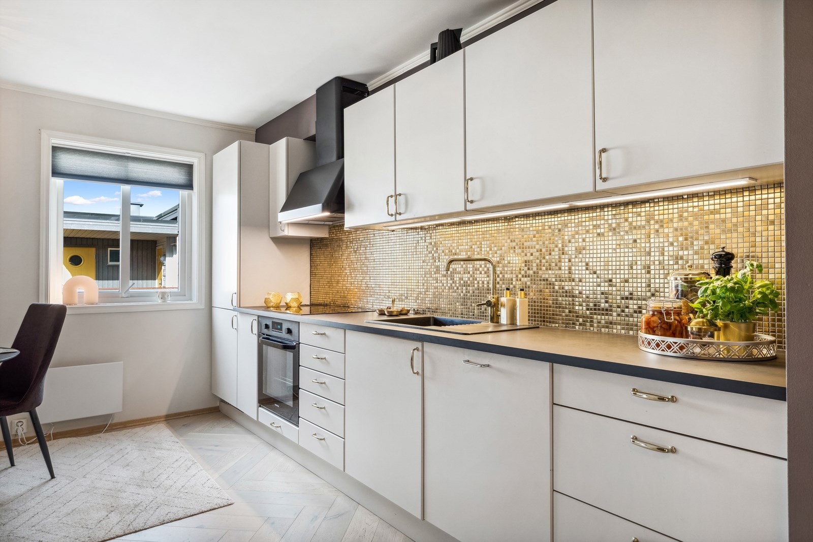 Kjøkkenet ble omfattende oppgradert i 2021, og alle hvitevarene er integrerte. Galleribilde