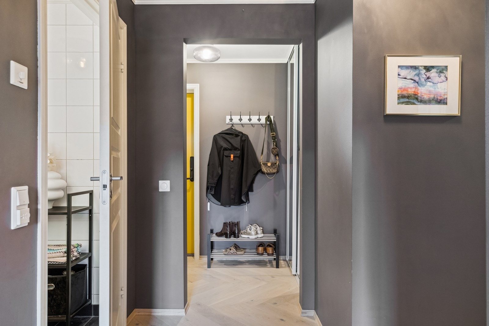 Leiligheten har en pen entré på ca. 3,5 m² med en tilliggende innebod på ca. 2 m². Galleribilde