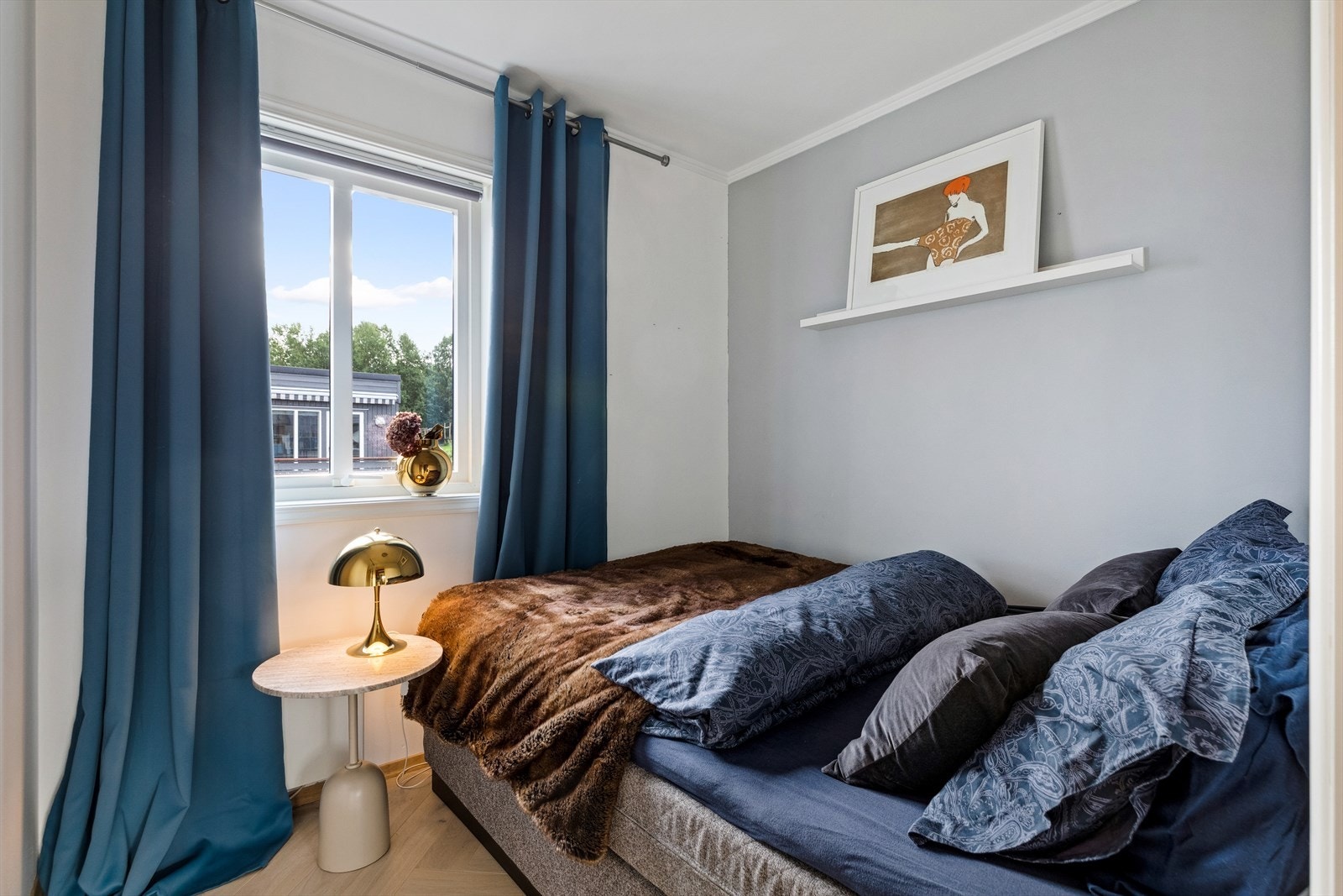 Soverom 2 måler ca. 6 m², og er holdt i duse farger som fremhever parkettgulvet. er er det god plass til 160 dobbeltseng. Galleribilde