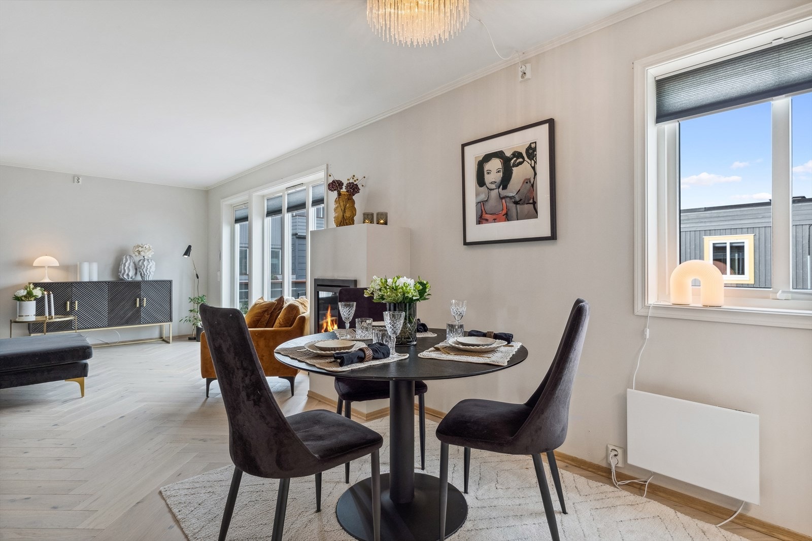 Her ligger alt til rette for å be inn gjester til hyggelige måltider. Allrommet som utgjør stue og kjøkken er på ca. 38 m². Galleribilde