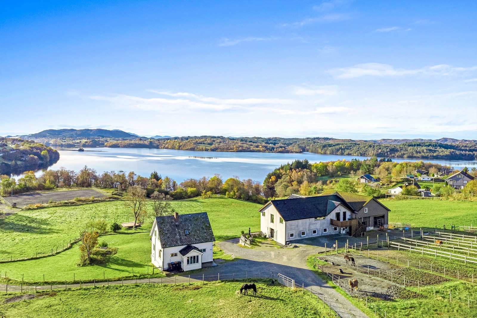 Nyere hestegård m/stall og toppleilighet + et eldre kårhus - nydelig utsiktstomt m/strandlinje til Storavatnet