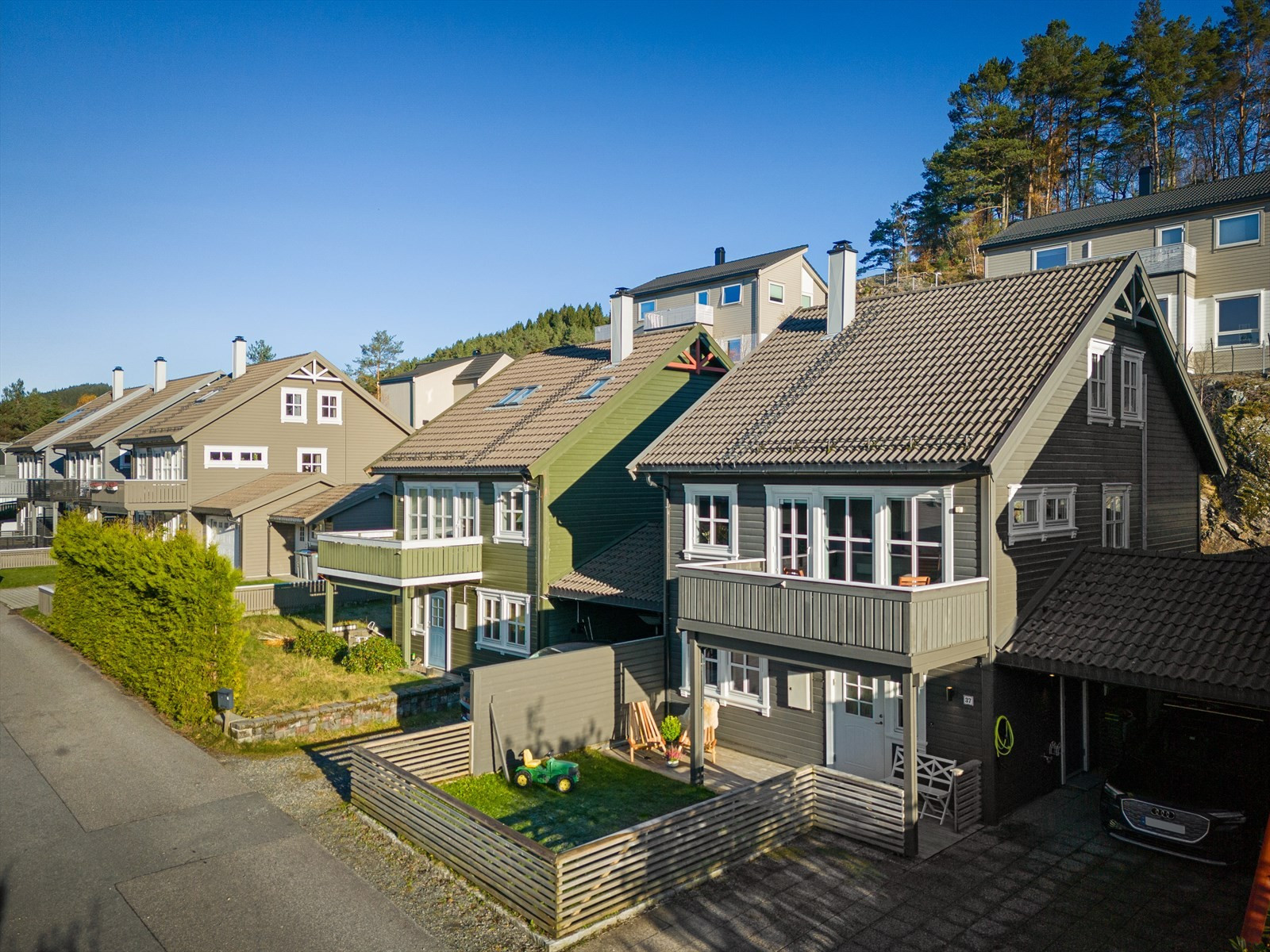 Kjedet enebolig med carport. Lettstelt hage med sol hele dagen. 4 soverom og 2 bad. Barnevennlig beliggenhet i blindvei.