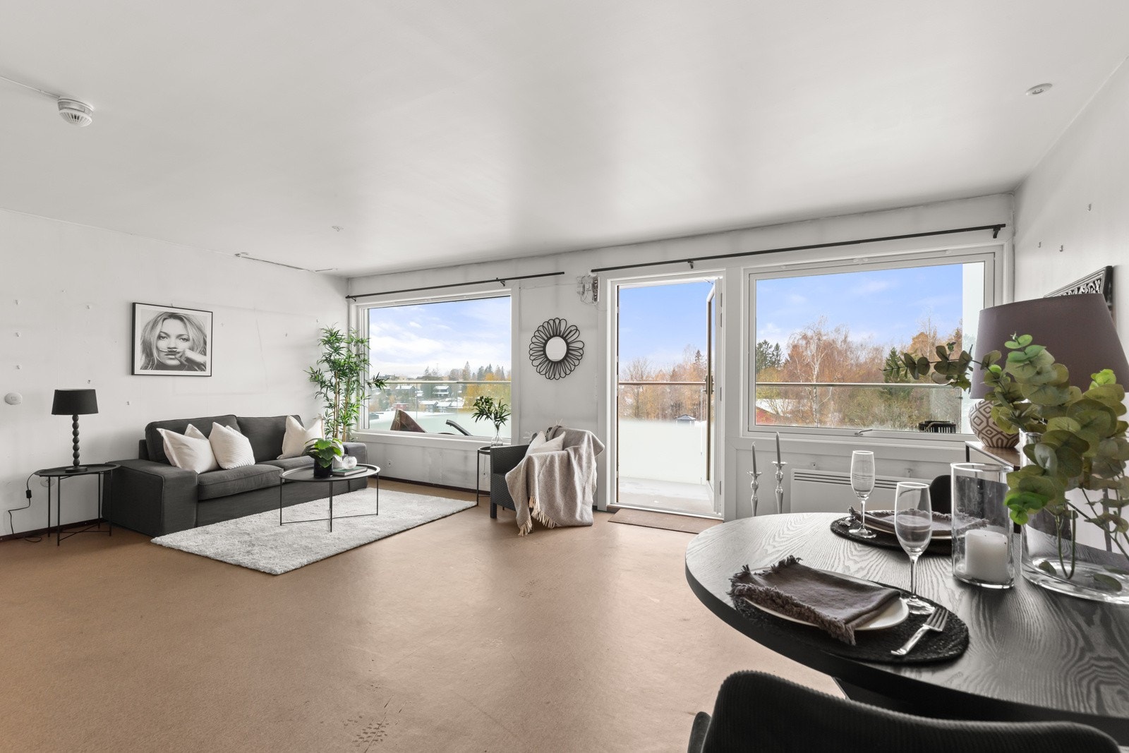 Stor åpen stue med store vinduer som gir godt med lys. Direkte tilkomst til vestvendt balkong Galleribilde