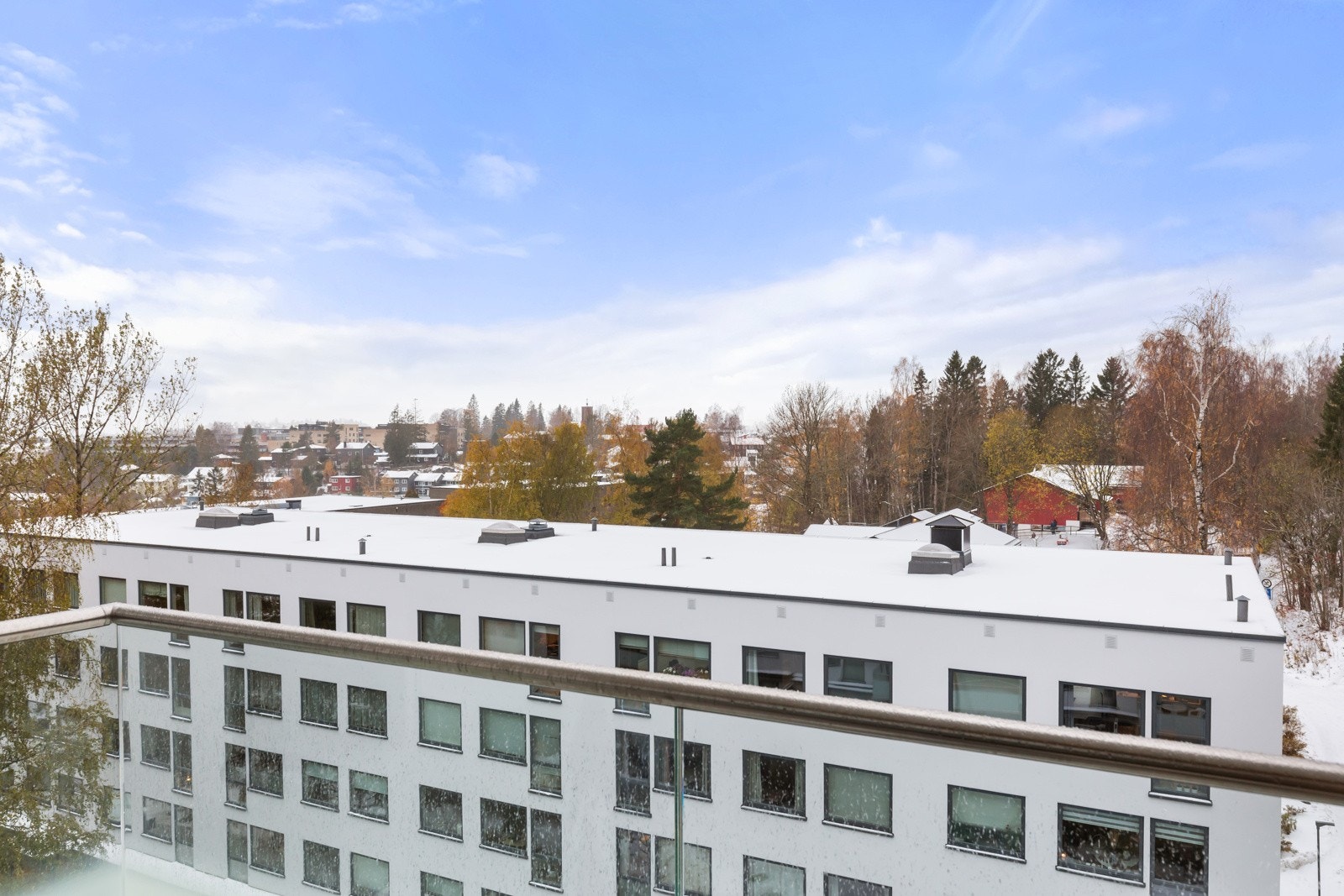 Flott utsikt over nærmiljø fra balkong, 11 kvm. Ettermiddags- og kveldssol Galleribilde