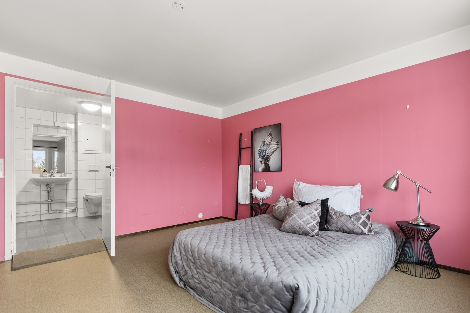 Soverommet har direkte tilkomst til bad. Dagens løsning er tilpasset rullestol. Galleribilde