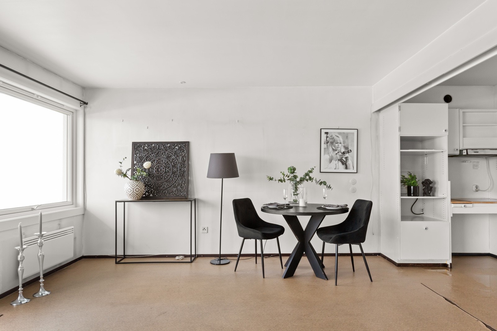 God plass til spisebord for hyggelige familie- og vennemiddager. Åpen løsning mot kjøkken Galleribilde