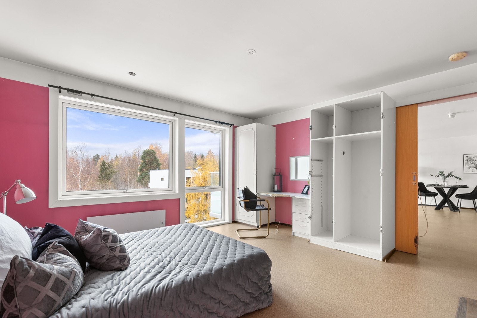 Stort romslig og lyst soverom Galleribilde