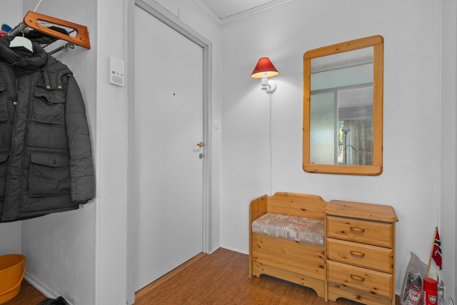 Her har du en praktisk gang med plass til oppbevaring av yttertøy og sko Galleribilde