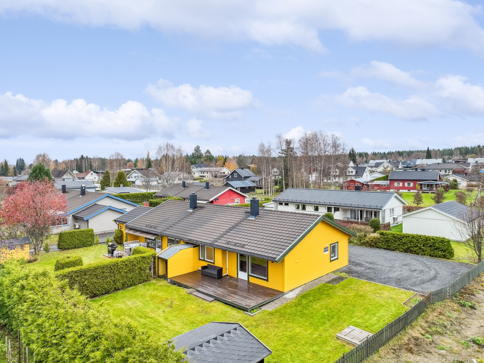 Lettstelt og fin halvpart av tomannsbolig med sentral beliggenhet på Hanstad. Skjermet hage og godt med bodplass.