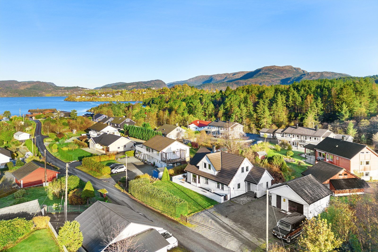 Pen familiebolig med flott tomt i barnevennlig område. Garasje, hage og gode solforhold.