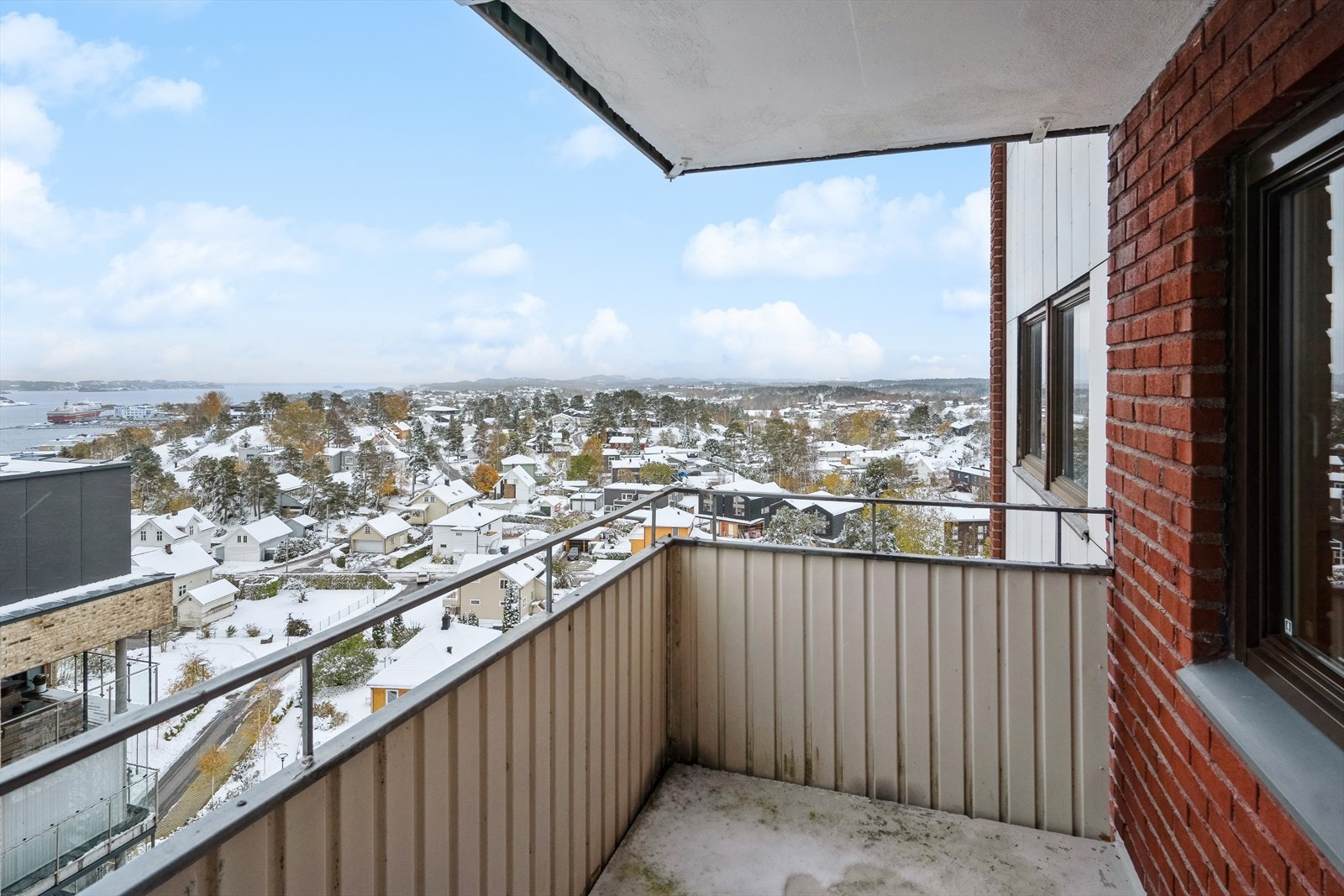 Det er fjordutsikt fra alle rom og leiligheten vender øst og syd Galleribilde