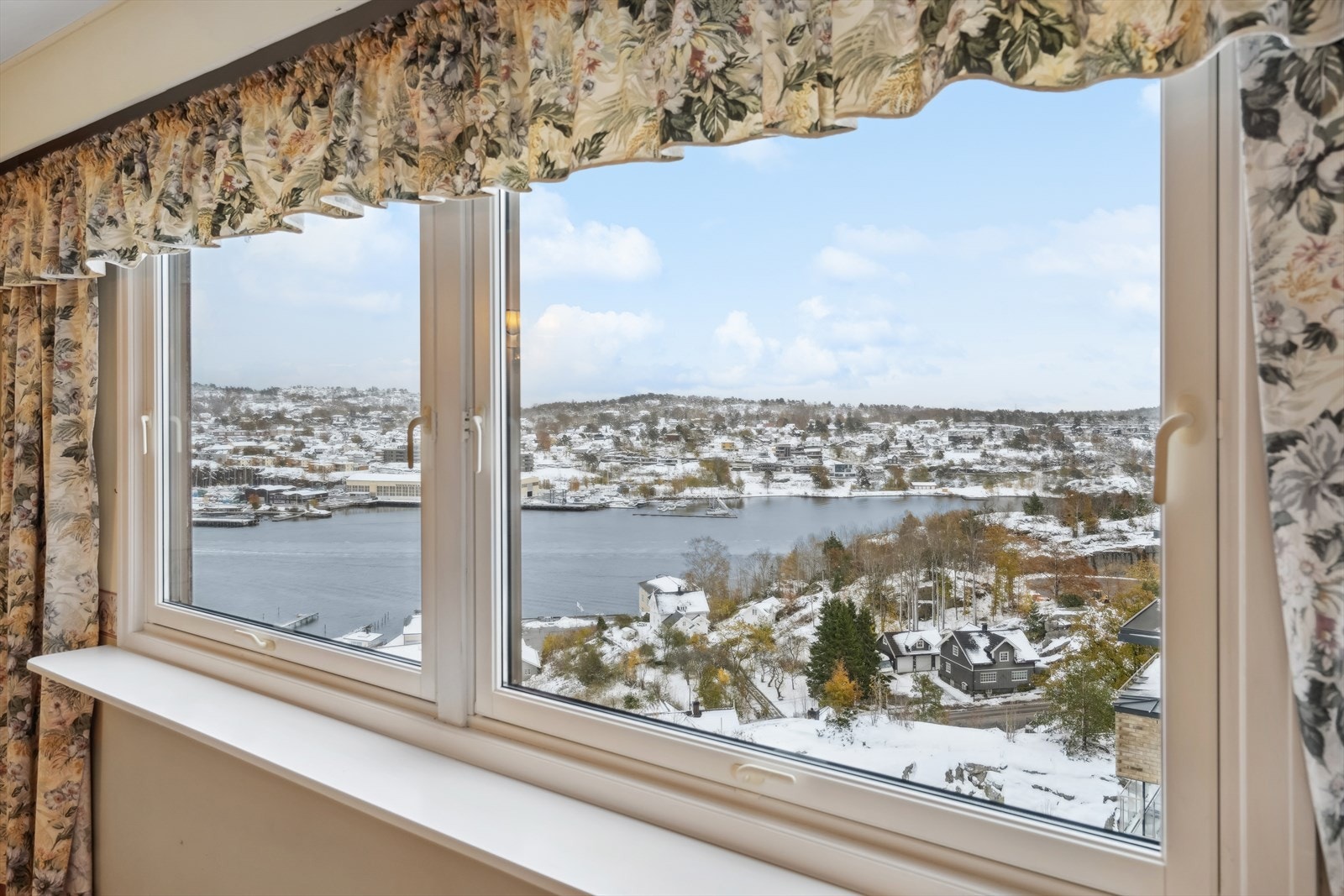 Vinduer ble skiftet cirka 2006 - aksjeselskapet Sjøstrand 8-9 AS vedlikeholder fasade og fellesarealer og har supre vaktmestertjenester Galleribilde
