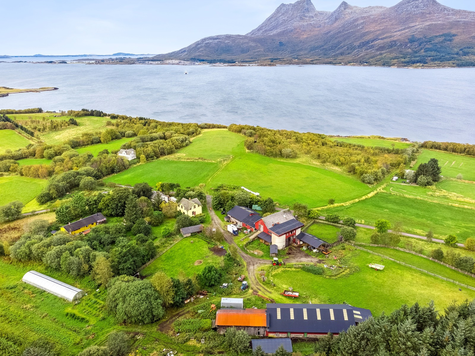 Gårdsbruk på idylliske Handnesøya i Nesna. Totalt 1.178,6 daa hvorav 128 daa er dyrka.