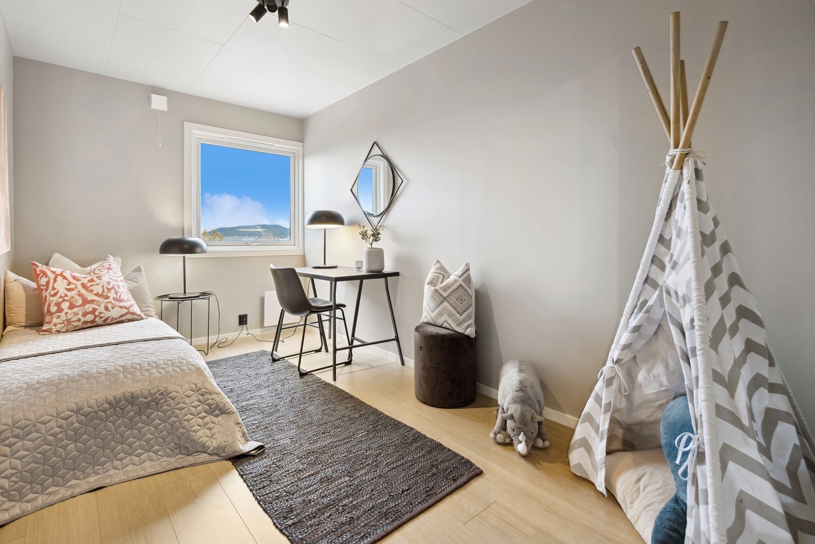 Soverom III av god størrelse. Her er det plass til blant annet seng, garderobe og kontorplass. Galleribilde