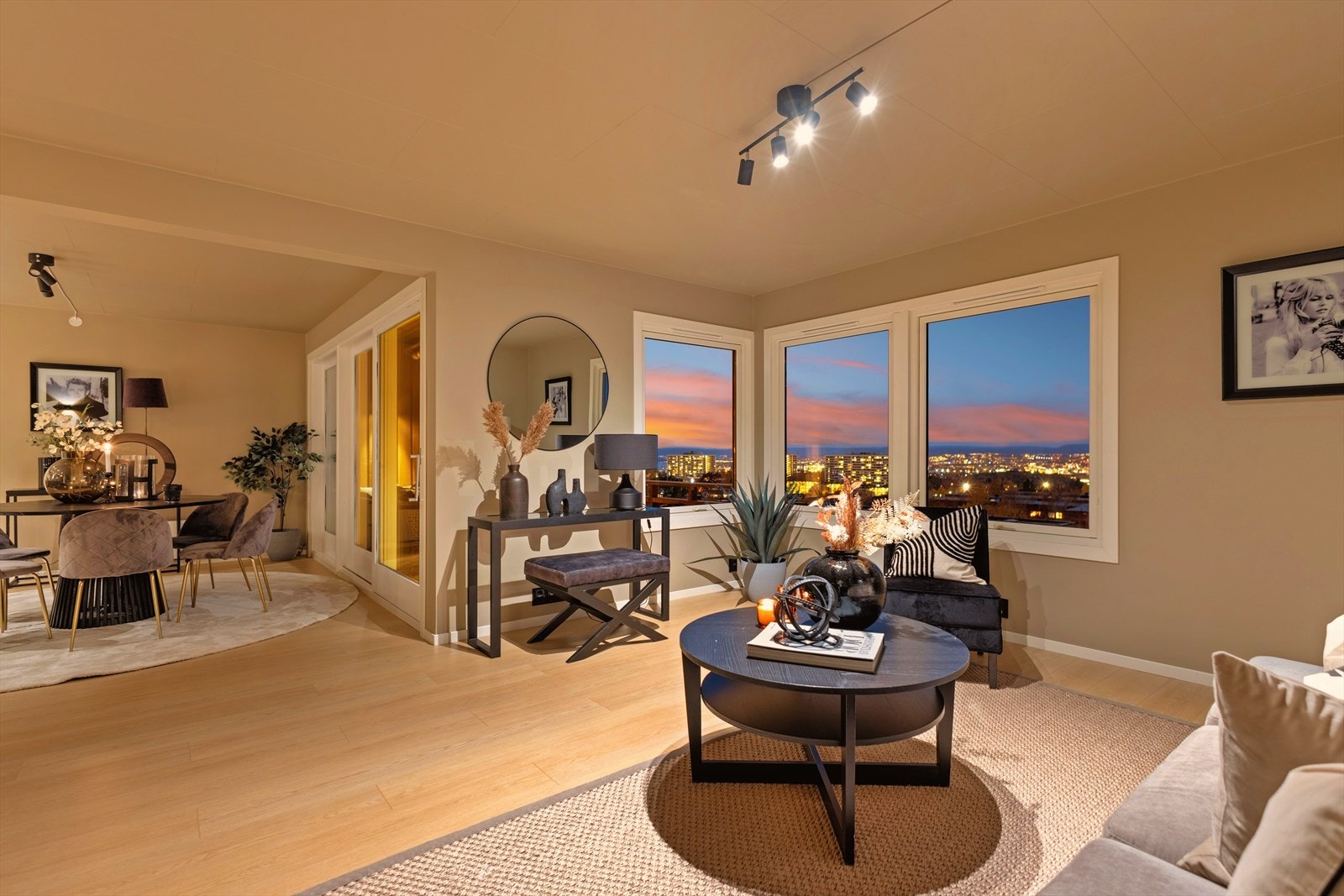 Stuen er av meget god størrelse, byr på store lysflater og har utgang til solrik balkong med utsikt over Oslo by. Galleribilde