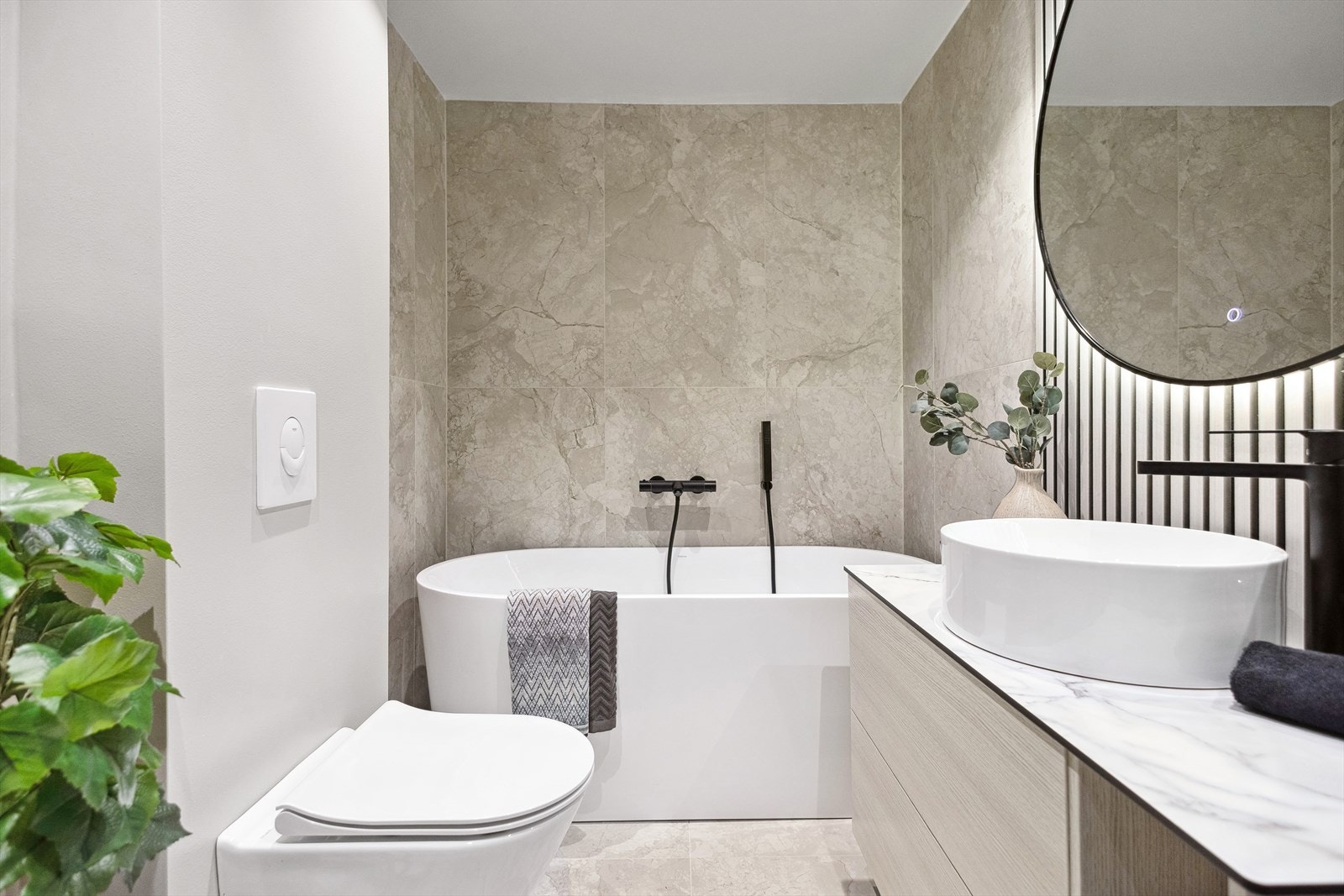 Badene er pusset opp med ny tettesjikt, membran, sluk, rør og fordelerskap, samt gulvvarme i 2023. Galleribilde