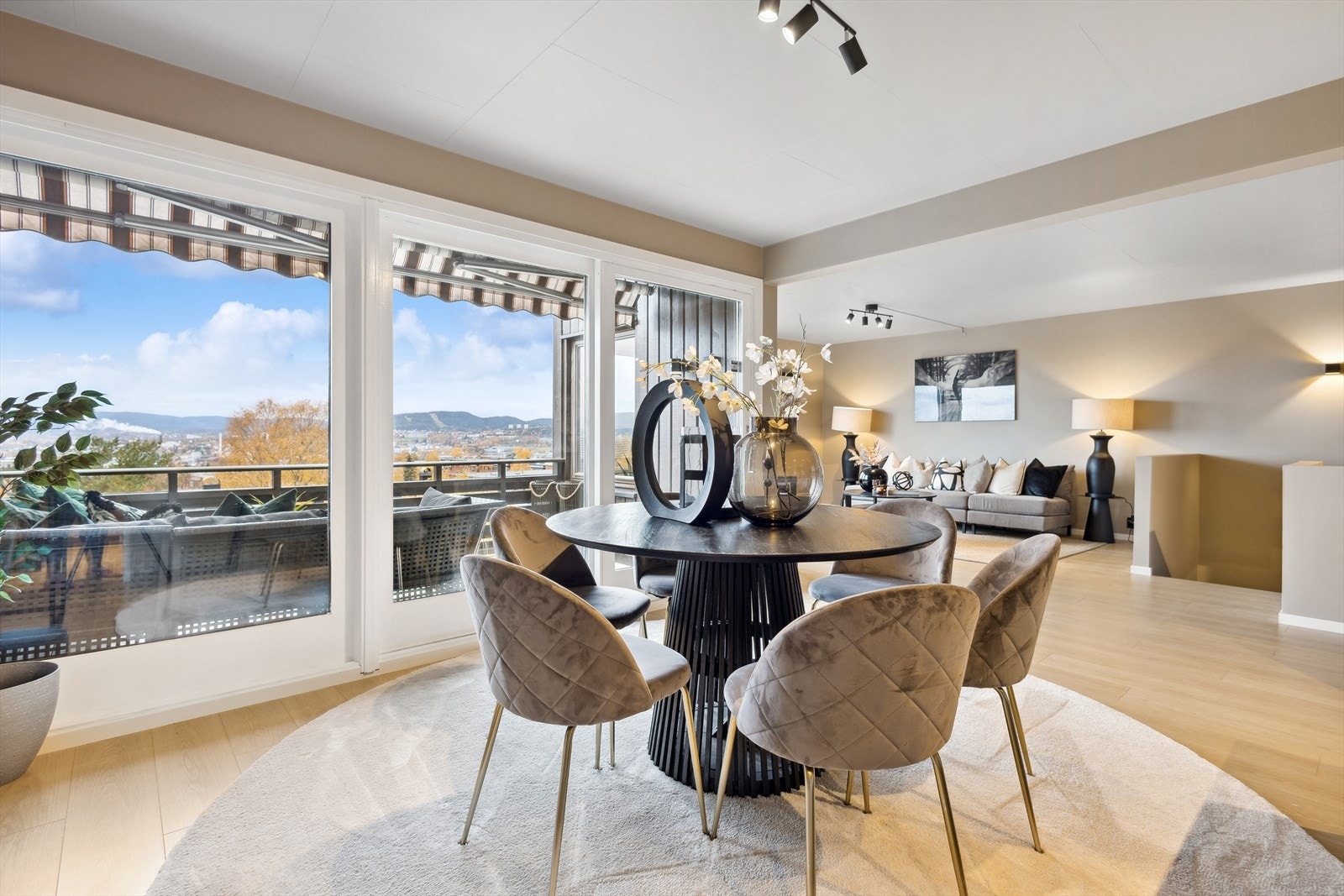 Naturlig plass til spisegruppe ved siden av kjøkkenet. Galleribilde