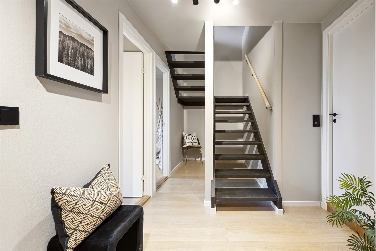 Trapp opp til andre etasje. Plass til lagring under trapp. Galleribilde