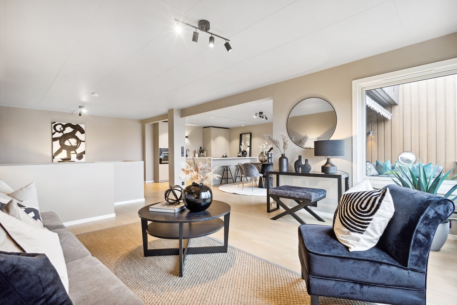 Meget pen stue som er boligens naturlige samlingspunkt. Galleribilde