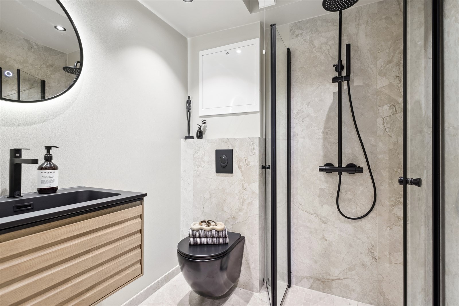 Bad 2: Lekre detaljer og fargevalg. badene er pusset opp av fagfolk og dokumentasjon er fremvist. Galleribilde