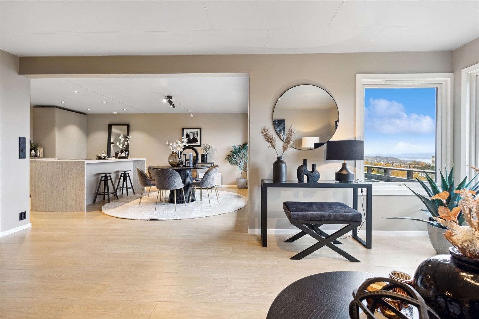 Stue/kjøkken med delvis åpen løsning, med utgang til balkong. Galleribilde