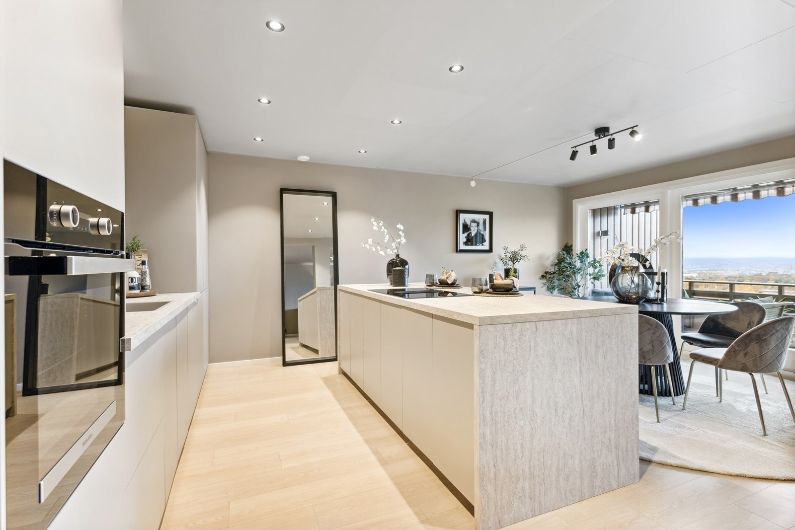 Her er det ingen begrensning mellom matlaging og sosialt samvær - hobbykokken blir storfornøyd. Galleribilde