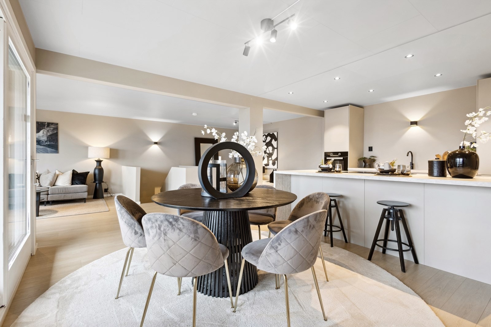 Her kan gjestene ta det med ro ved det koselige spisebordet og nyte utsikten. Galleribilde