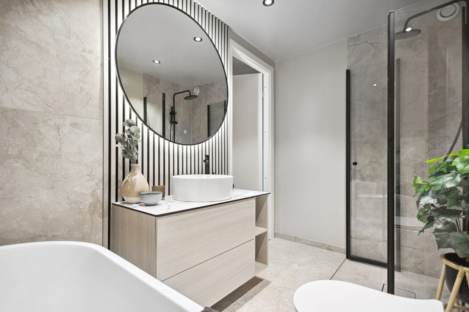 Eksklusivt baderom total renovert i 2023. Her er alle detaljer nøye gjennomtenkt for et klassisk og lekkert bad Galleribilde