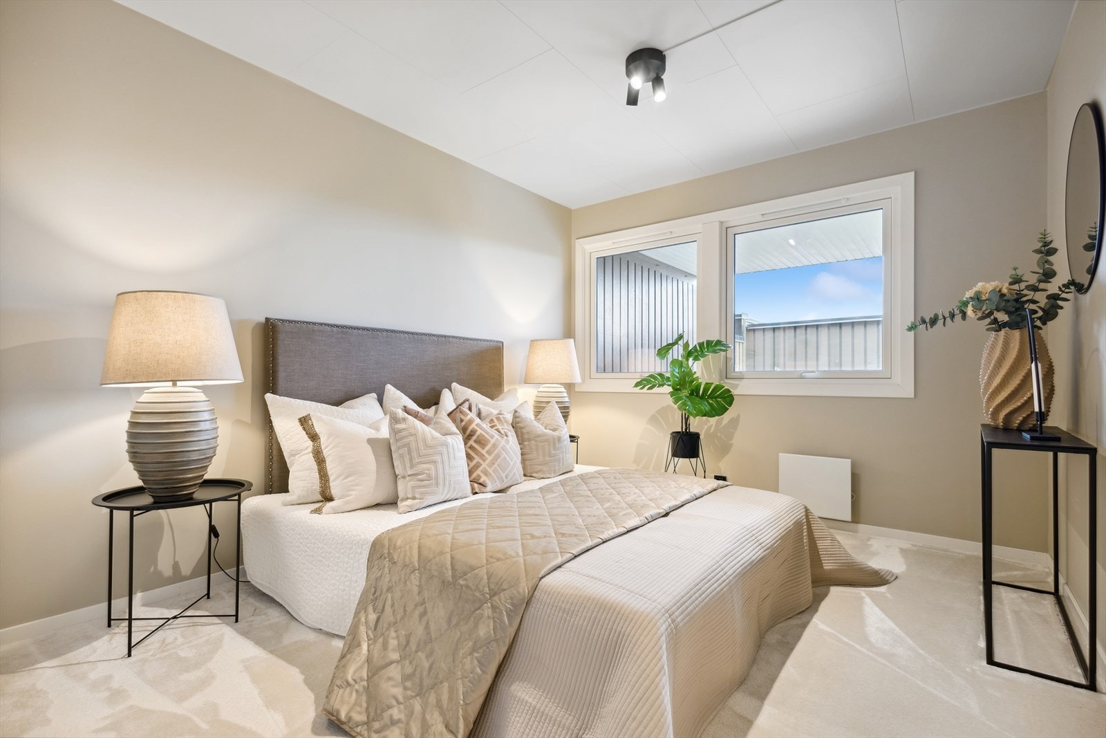 Hovedsoverommet er av god størrelse og malt i en delikat farge. Nydelig gulvteppe. Galleribilde