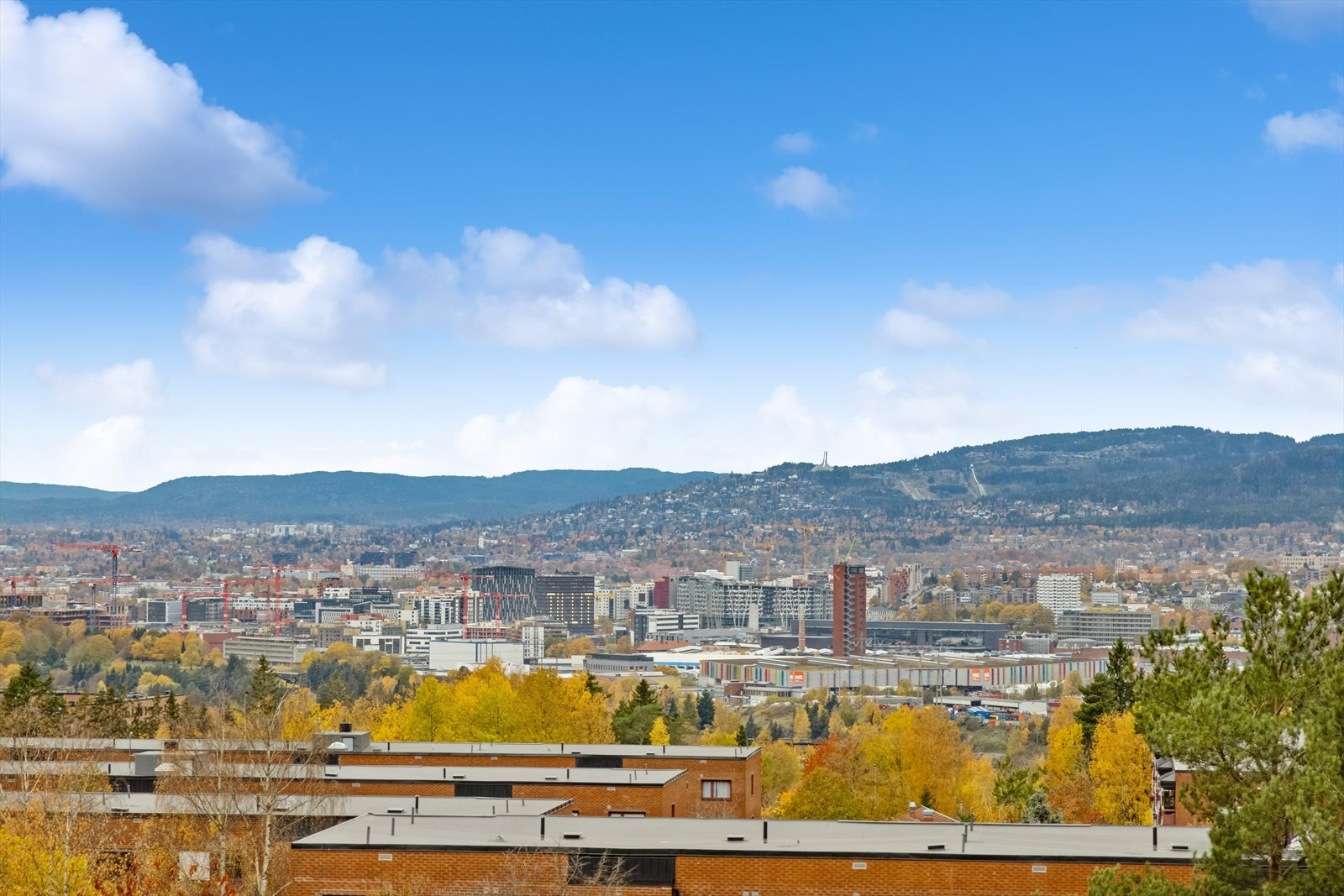 Boligen er gjennomgående og vinduene i stuen og på kjøkkenet gir en fantastisk utsikt til blant annet Holmenkollen. Galleribilde