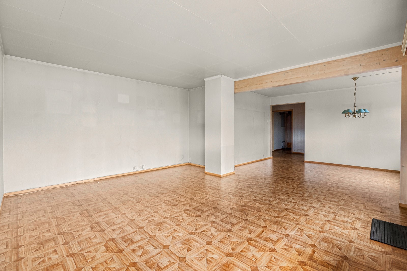 Stuen er av svært god størrelse og har plass til sofaseksjon og diverse møblement. Galleribilde