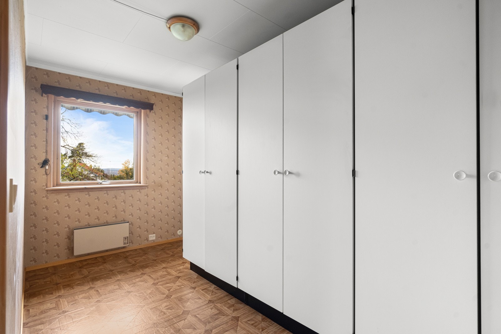 Rommet har god plass til oppbevaring. Galleribilde