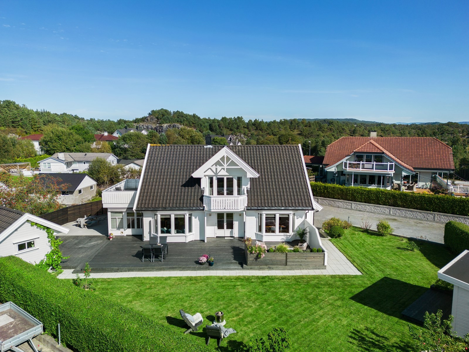 Attraktiv enebolig i populært boområde. Parkmessig opparbeidet uteområde med terrasse og flere uthus. Solrikt. Garasje