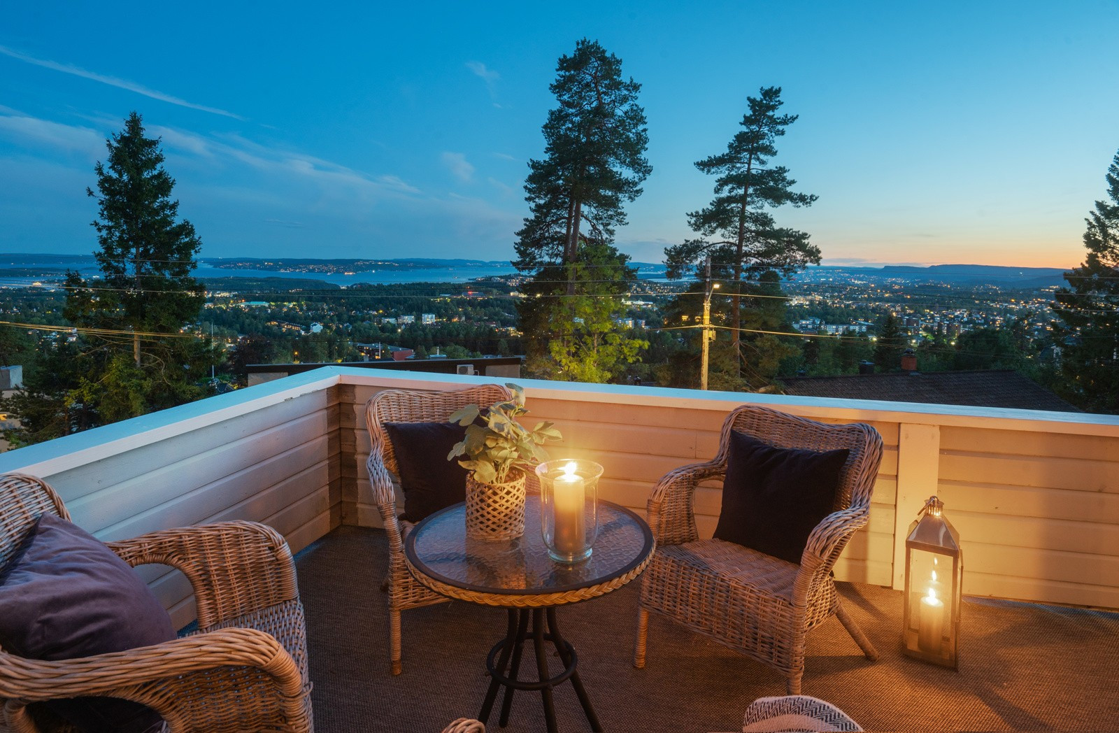 Stor & herskapelig utsiktsleilighet over en hel etasje -Generøs takhøyde -Terrasse & 2 balkonger -Hage -Peis -Garasje