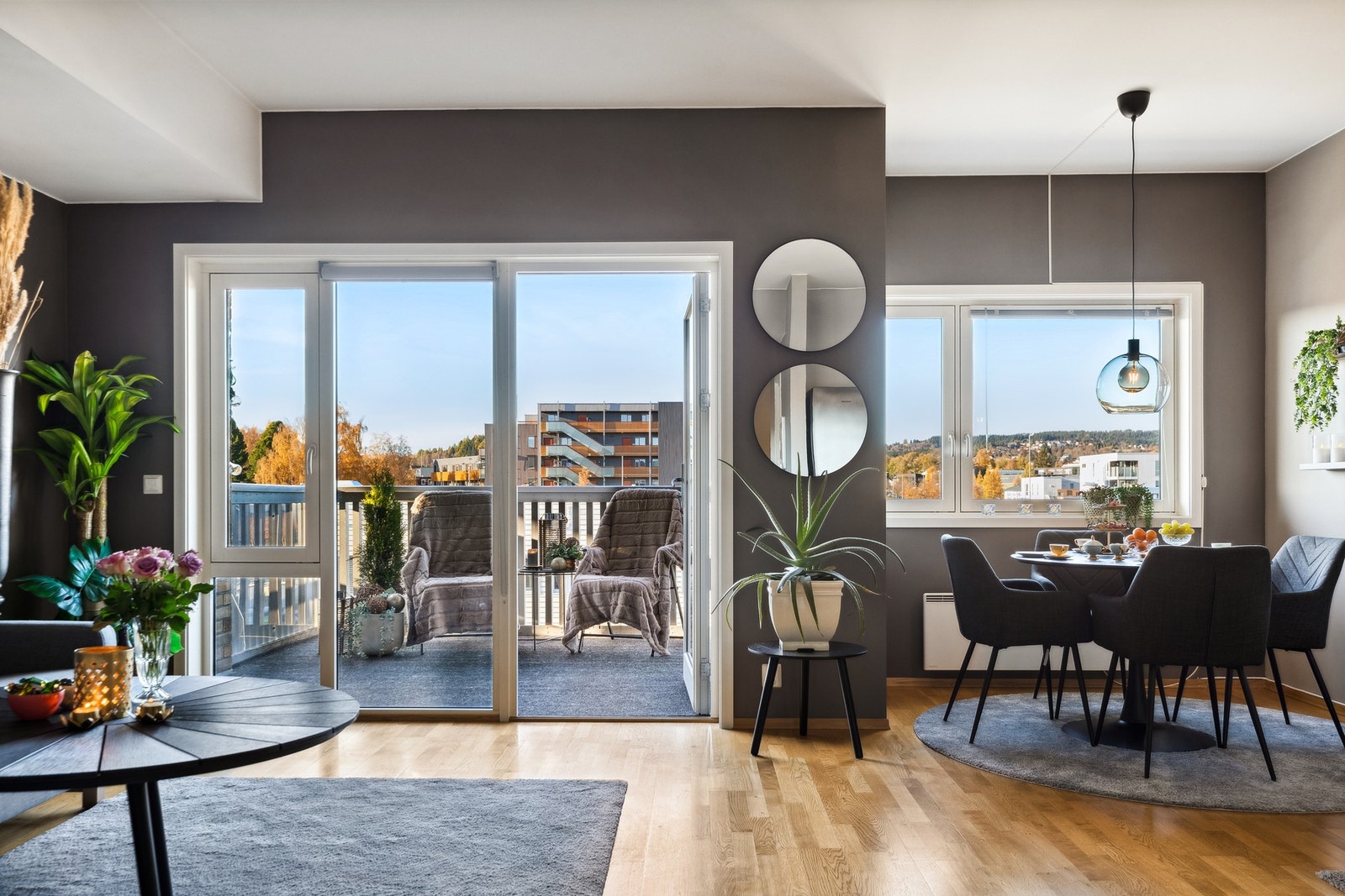 Stuen/kjøkken er på hele 26,5 kvm. God plass til både sofagruppe og spiseplass. Galleribilde