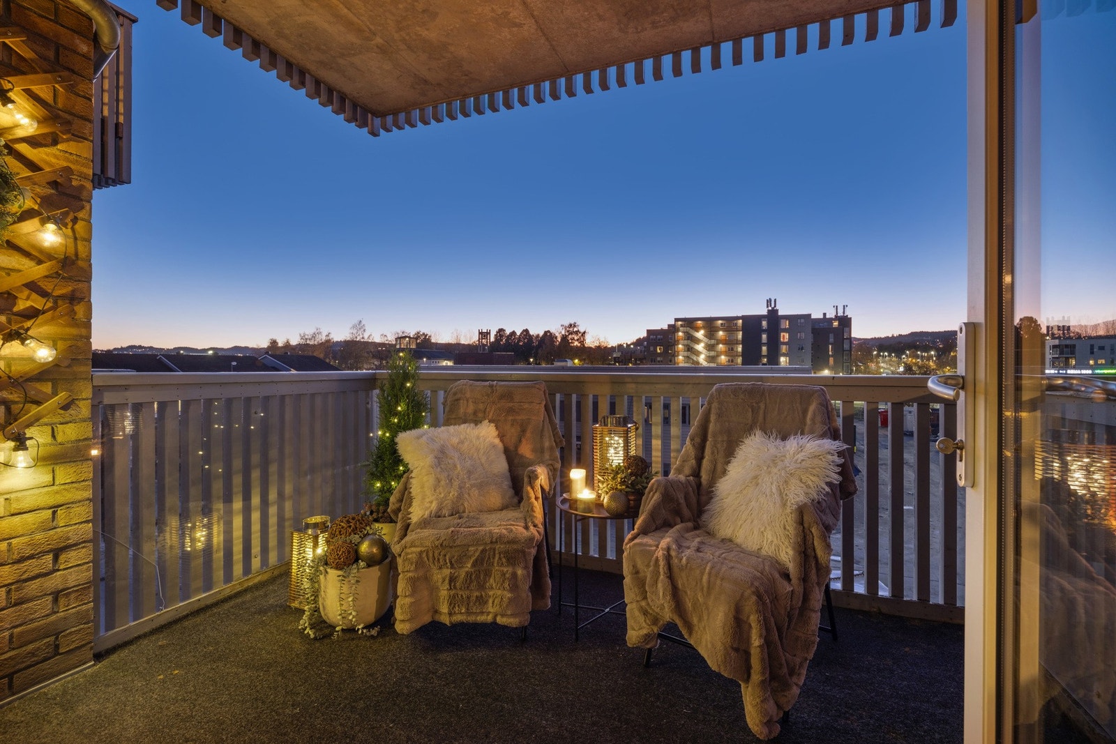 Leiligheten disponerer egen parkeringsplass i oppvarmet p-kjeller. Galleribilde