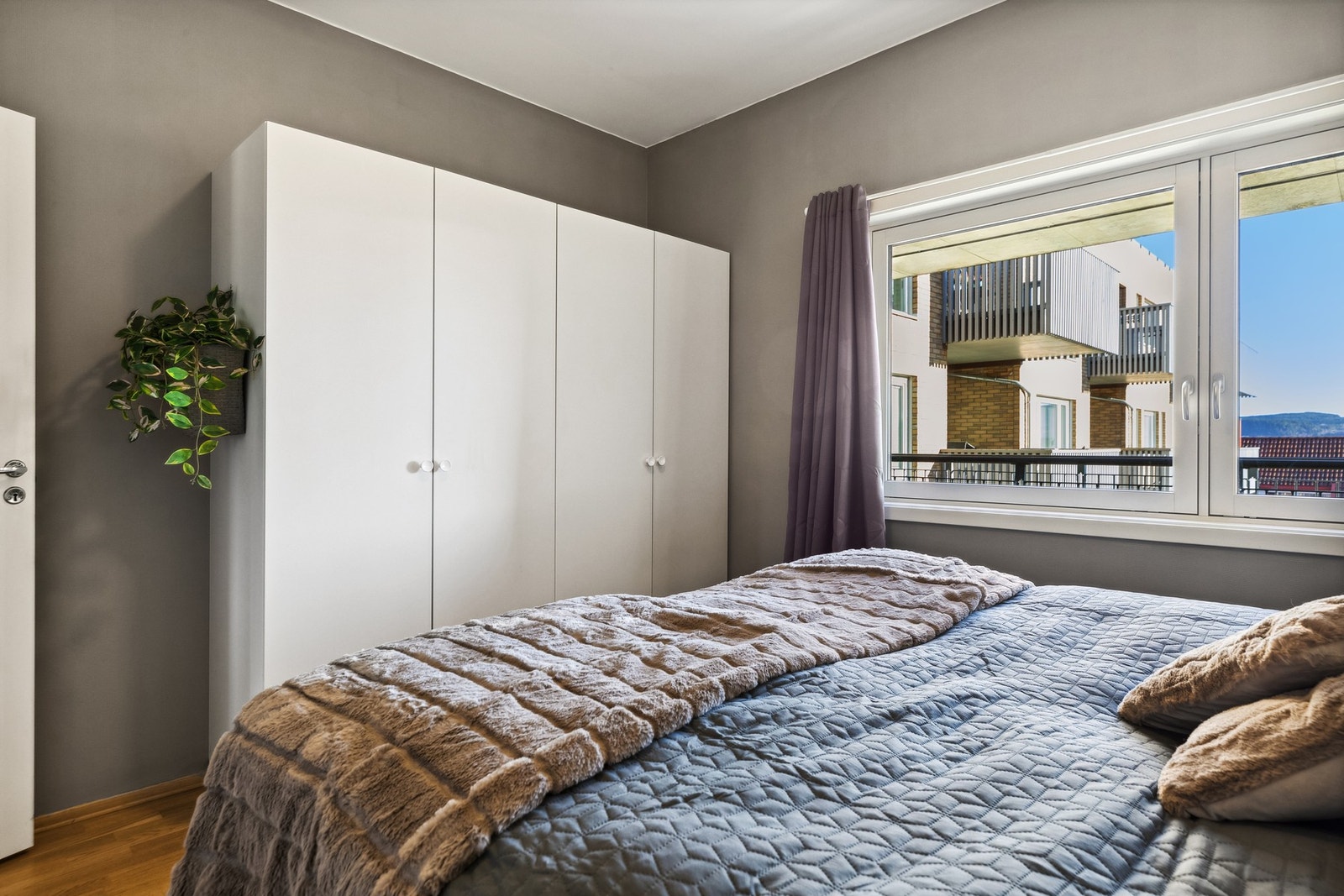 Soverommet har plass til dobbeltseng og garderobeskap. Galleribilde